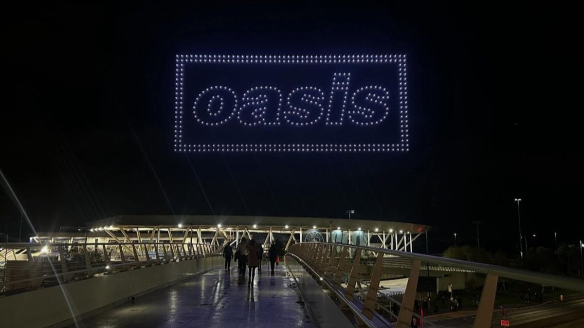 Oasis au confirmat turneul din 2027 cu un show de drone deasupra Manchesterului: anunțul vine luni