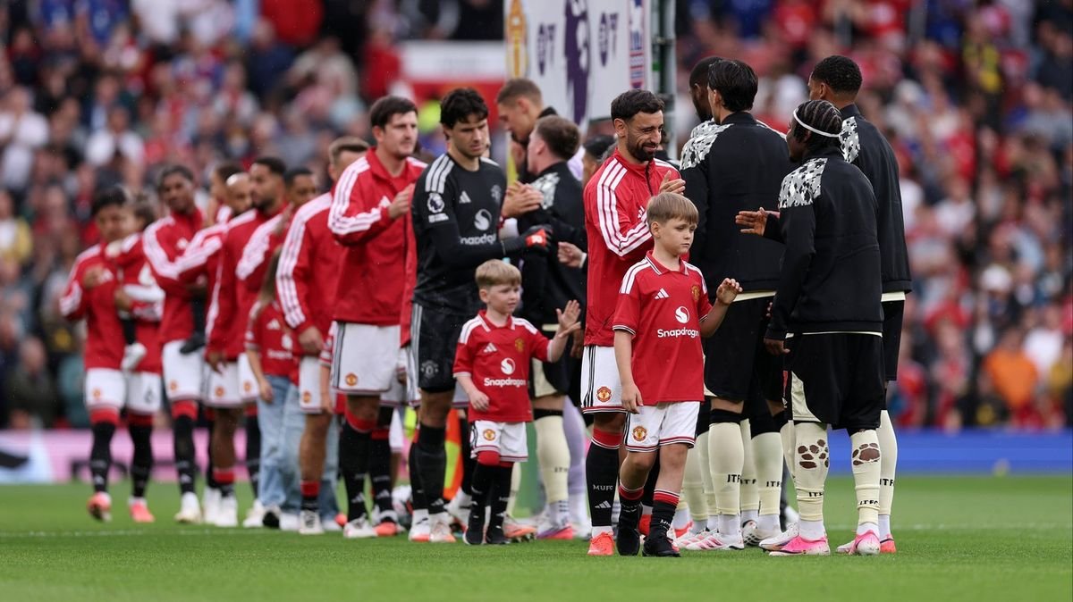 Old Trafford s-a oprit: fiii polițistului ucis pe A66, eroi pentru o zi