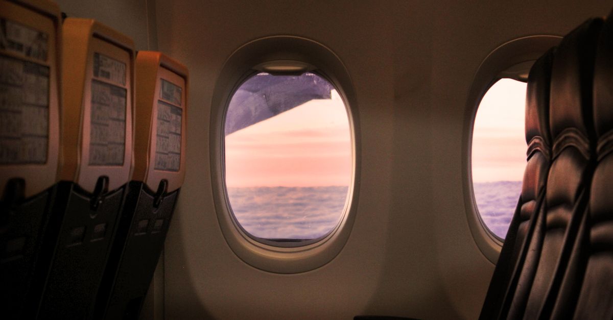 Pasager aproape aspirat afara dintr-un avion Ryanair