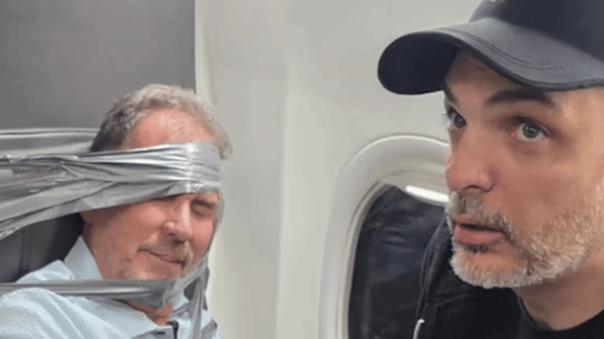 Pasagerii eroi care au imobilizat cu bandă adezivă un agresor în avion