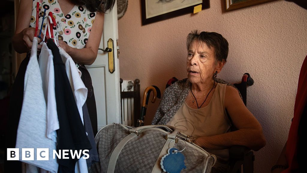 A murit Maricarmen, femeia de 87 de ani scoasă cu targa din casă care a aruncat Spania în alegeri anticipate