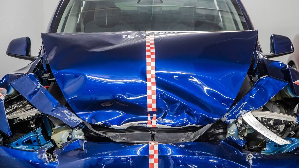Pieton ucis de un Tesla aflat în regim FSD în California