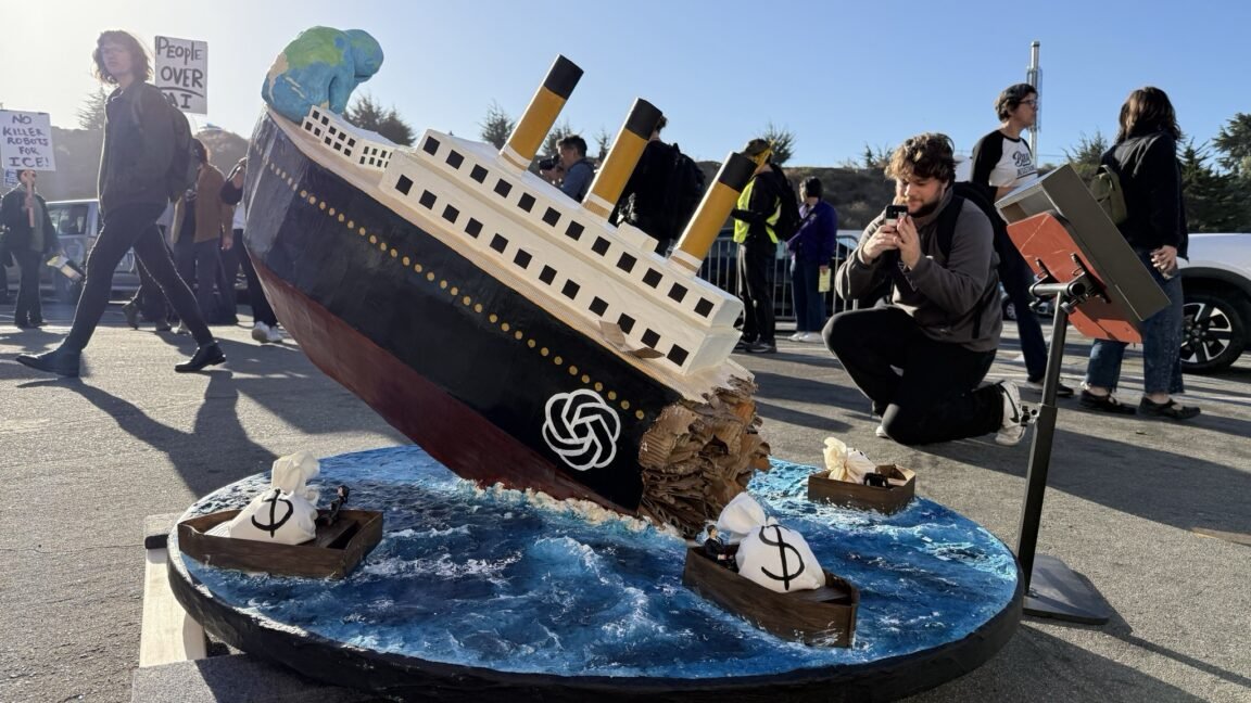Altman & co fug de pe Titanic: sculptura-protest care a "întâmpinat" DevDay-ul OpenAI