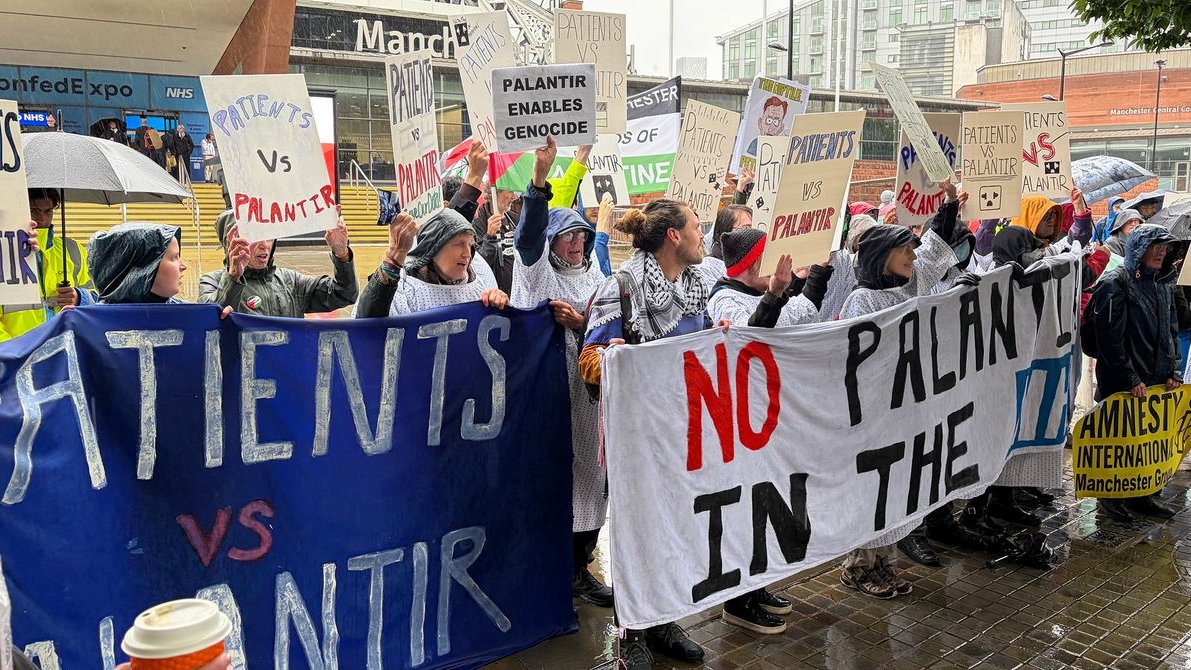 Protestele anti-Palantir scutură UK: ce date NHS sunt în joc