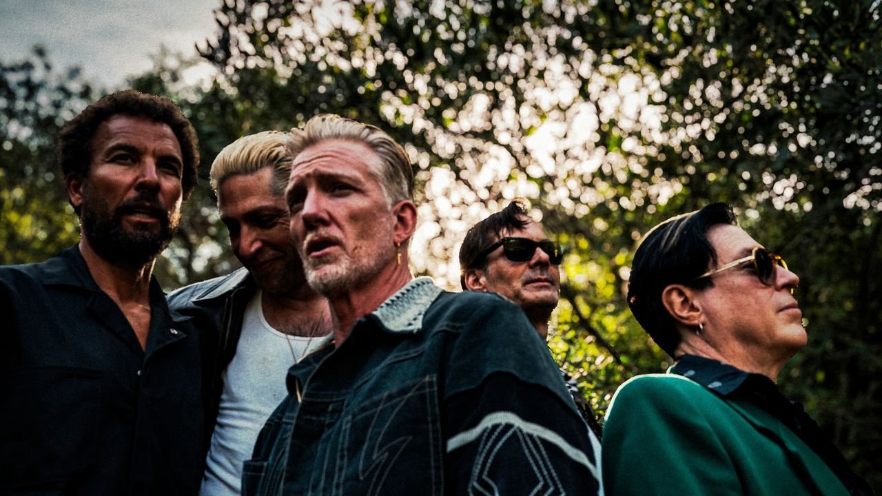 Queens of the Stone Age revin cu primul single în trei ani