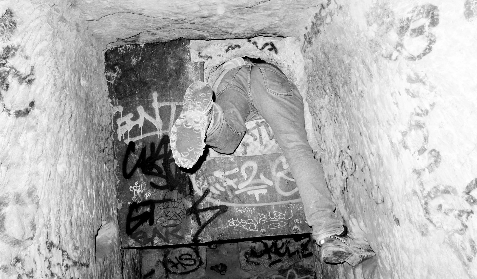 Raverul ilegal din catacombele Parisului: dans în măruntaiele orașului