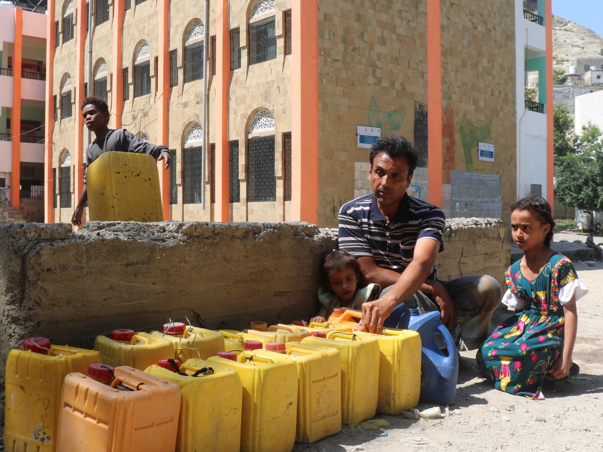 Yemen, în flăcări: saudiții bombardează Taiz, houthii lovesc palatul din Aden