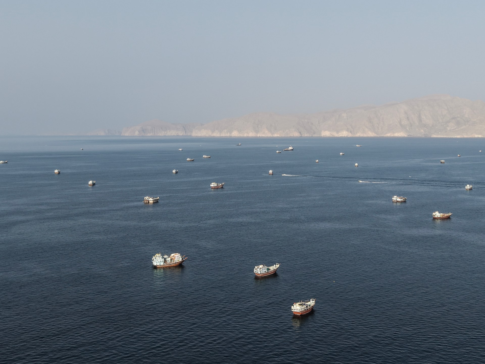 Petroliere lovite în Hormuz și bombe pe Sanaa: războiul se extinde