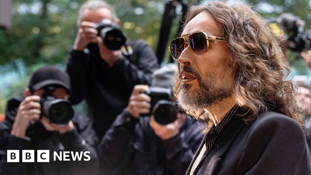 Russell Brand, numit «pradator sexual nemilos» de procurori la deschiderea procesului