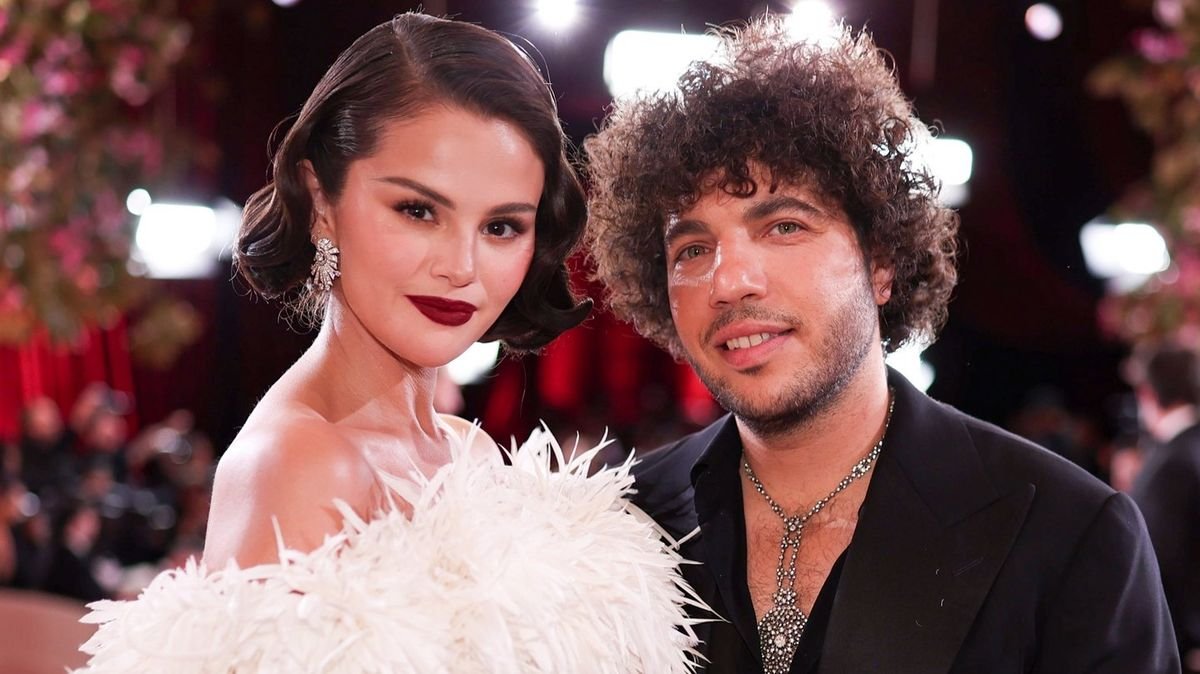 Selena Gomez, aniversare «cheesy» cu Benny Blanco: tort și pijamale