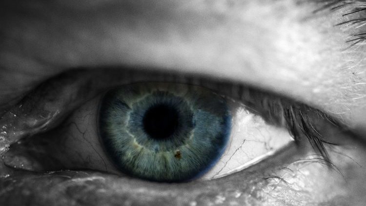 Și-a pălmuit ochiul care zvâcnea și a ajuns cu retina dezlipită