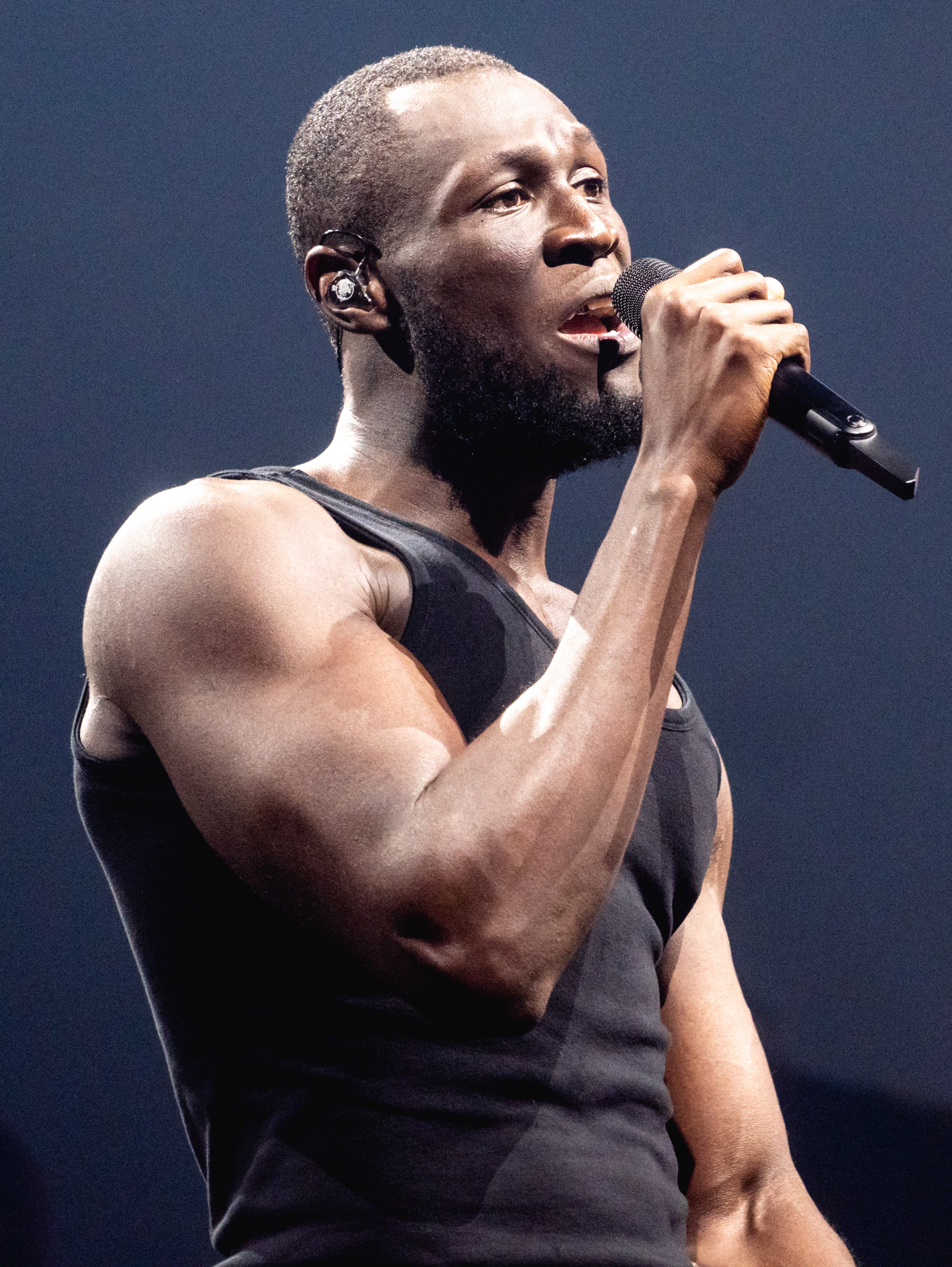 Stab vest-ul lui Stormzy, proiectat de Banksy, intra la muzeu