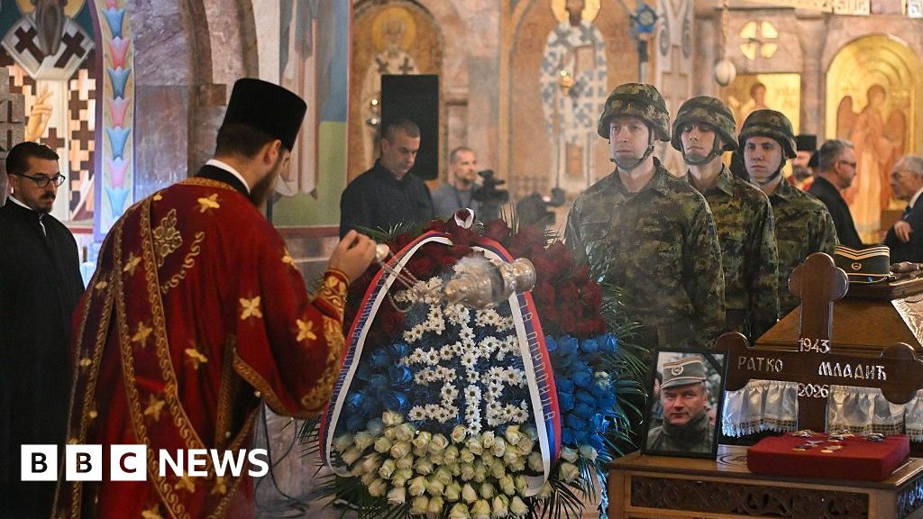 Mii de oameni la înmormântarea lui Ratko Mladic, îngropat cu onoruri militare în Serbia