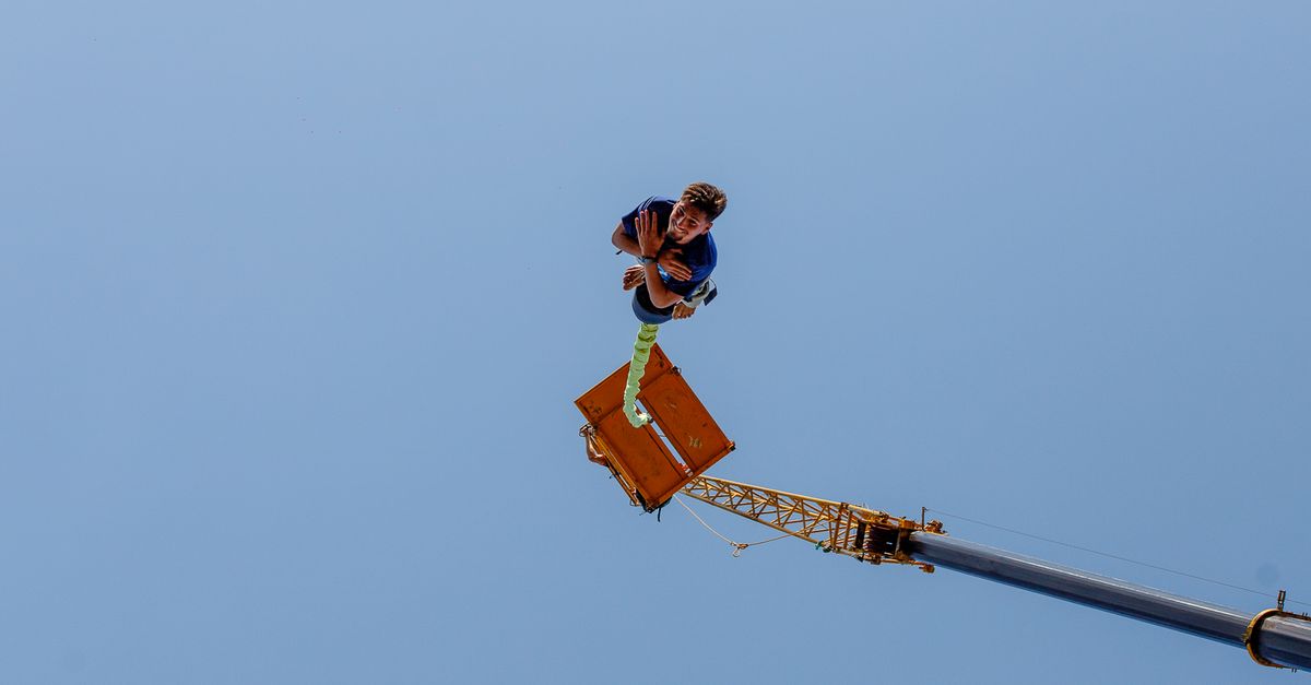 Tanara de 21 ani aruncata de pe pod la bungee jumping fara coarda