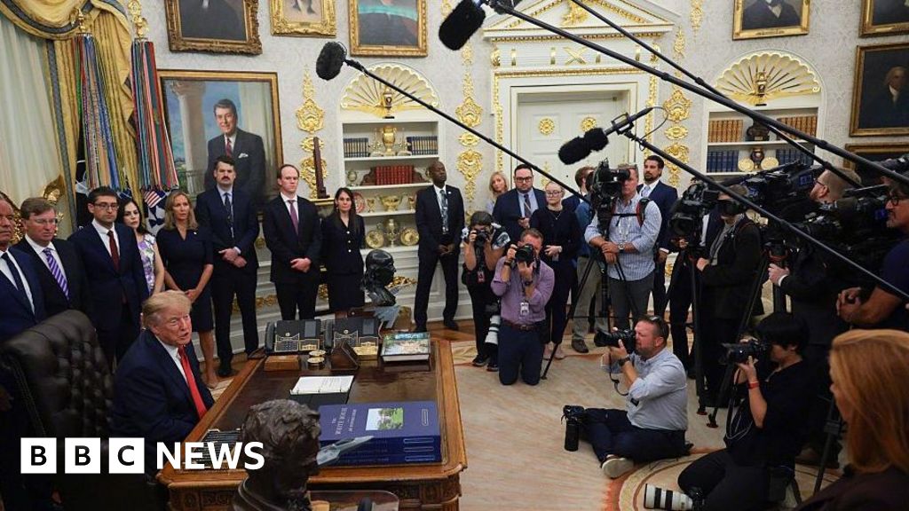 Trump anunță că interzice CNN, MS NOW și Politico de la Casa Albă