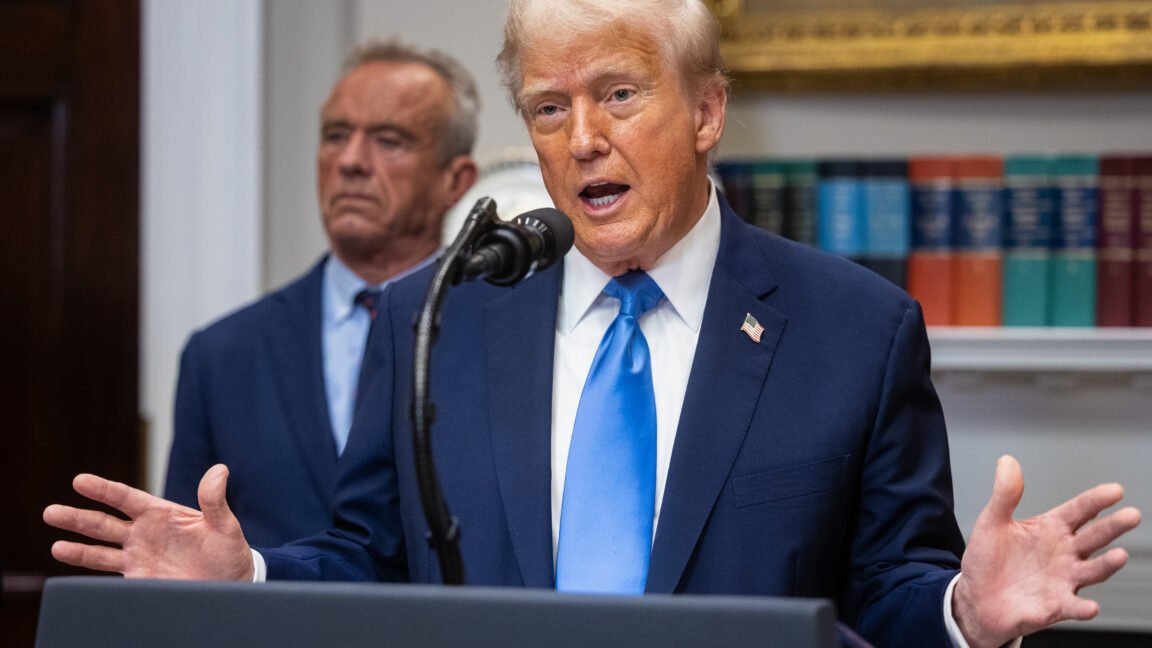 Trump vrea MMR spart în trei. Big Pharma zice că e idiot