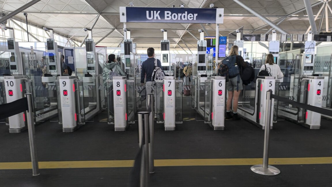 UK scanează fețele minorilor azilați, deși algoritmul greșește grav