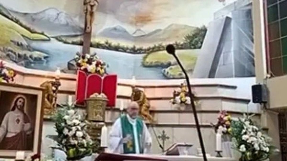 Un preot a murit sub un crucifix căzut în timpul slujbei live