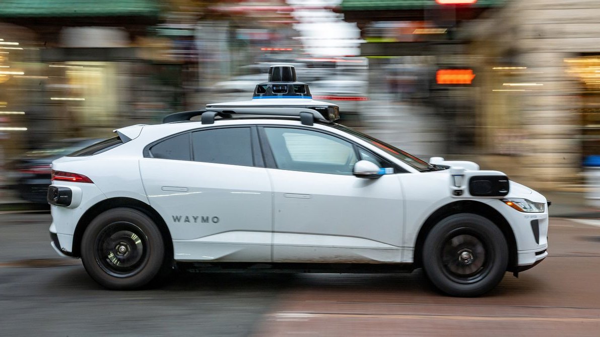 Waymo rechemă robotaxiuri care riscau să intre cu viteză în șantiere