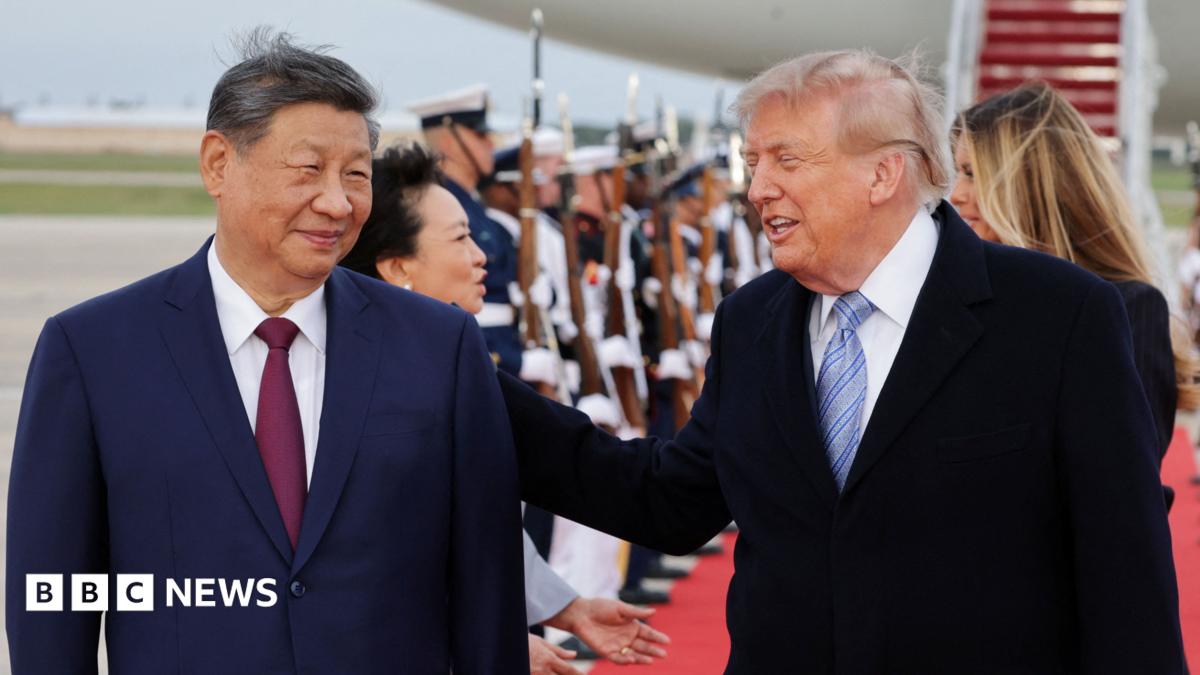 Trump l-a asteptat pe Xi Jinping pe pista, cu covor rosu si bombardiere: prima vizita de stat a liderului chinez din 2015