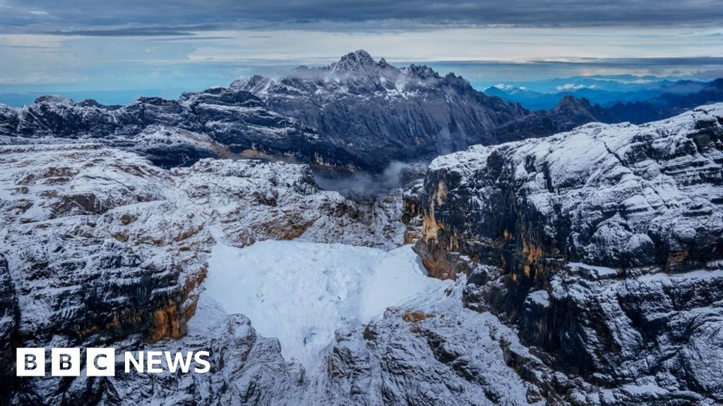 Zăpada „eternă” de lângă Ecuator dispare: ghețarii sacri din Papua mai au un an sau doi