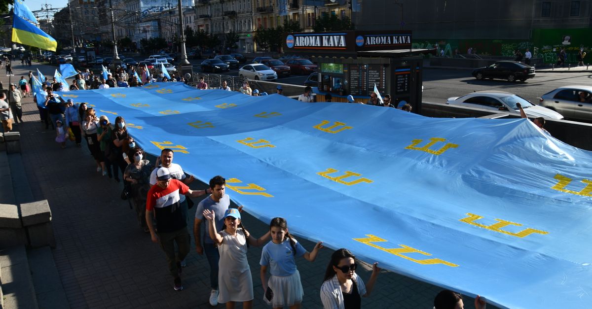 Zelenski l-a dat afara pe ministrul apararii si Kievul a iesit in strada